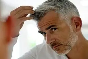 کندن موی سفید باعث سفیدی بقیه موها می‌شود؟ | آیا کندن موهای خاکستری مشکل را حل می‌کند؟